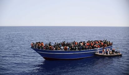 Fotograf&iacute;a facilitada por M&eacute;dicos sin Fronteras del rescate de una barcaza de inmigrantes en el Mediterr&aacute;neo el pasado 14 de mayo. 