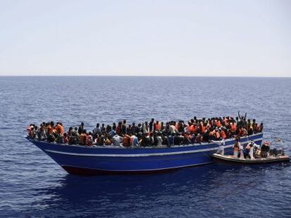 Fotografia fornecida pelos Médicos sem Fronteiras do resgate de uma barcaça de imigrantes no Mediterrâneo em 14 de maio.