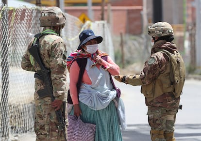 Militares bolivianos realizan un control en el municipio de El Alto durante la cuarentena.