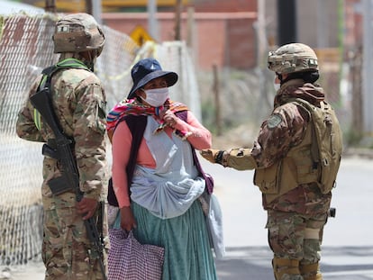Militares bolivianos, durante una patrulla este jueves en El Alto.
