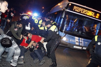 La policía interviene ante la actuación de los piquetes que trataban de impedir la salida de los autobuses en la puerta de las cocheras de la EMT en Fuencarral.