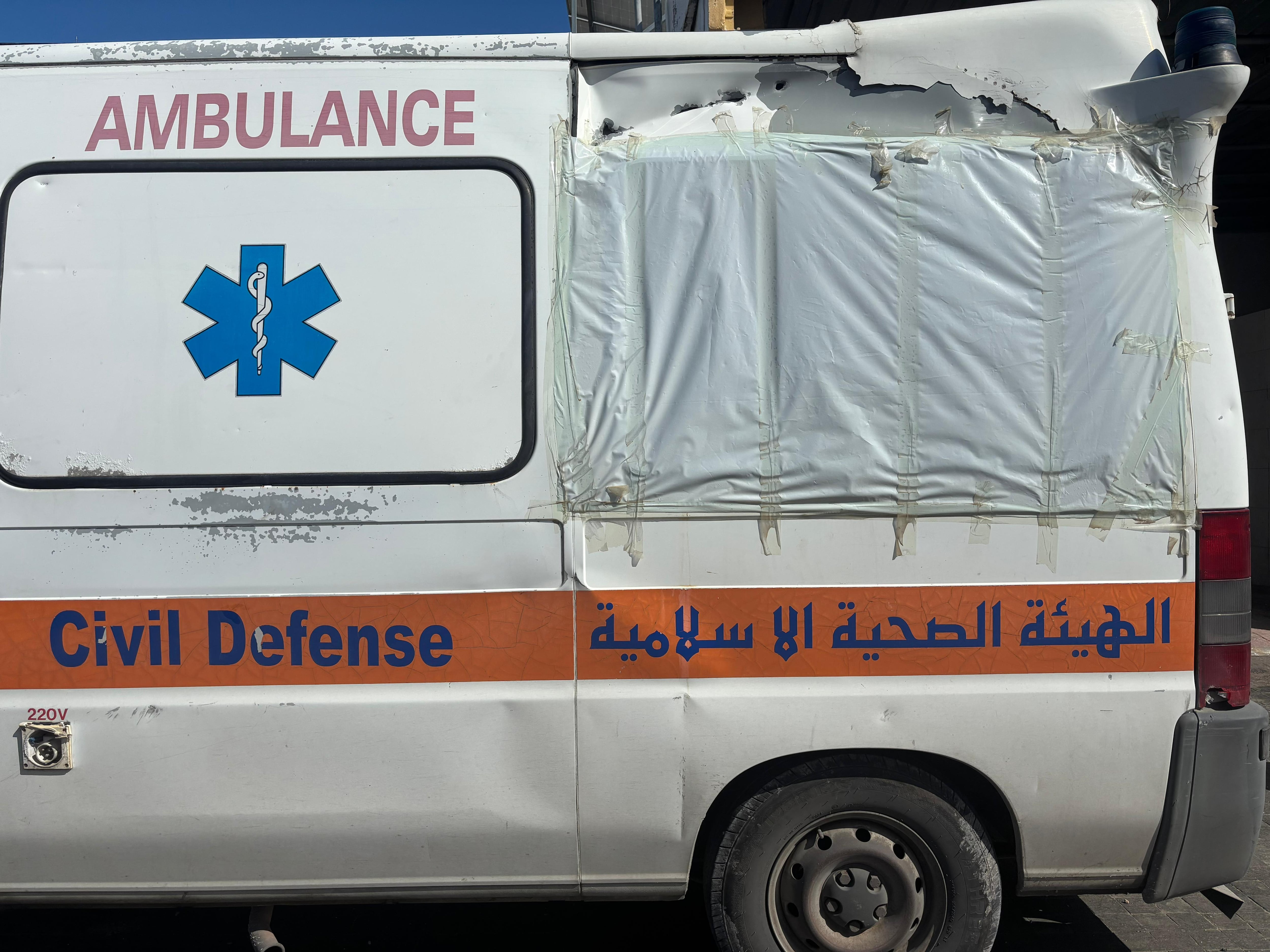 La ambulancia dañada que conduce Ali, tras un bombardeo israelí que mató a tres personas en el vehículo.