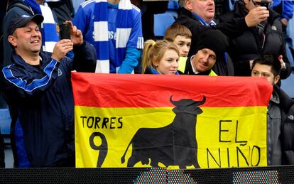 Los seguidores del Chelsea están apoyando a Torres en su primer partido, frente al Liverpool. Hay incluso banderas de España en la grada de Stamford Bridge.