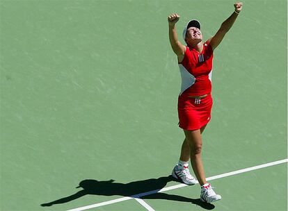 No pudo comenzar mejor el año. Henin derrota en la final del Abierto australiano otra vez a Kim Clijsters, a quien tenía cogida la medida, justo antes de adjudicarse Dubai e Indian Wells (ante Davenport). Por problemas de salud se perdió otras citas, pero cerró el curso batiendo el record de mayor puntuación en la historia del ranking WTA, con 7626 puntos.