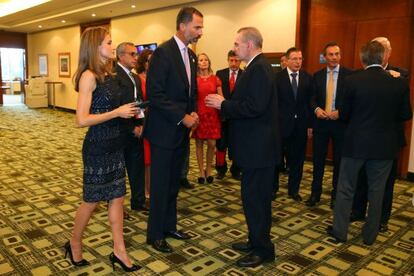 El pr&iacute;ncipe Felipe conversa con el presidente del COI, Jacques Rogge, ante la princesa Letizia y la delegaci&oacute;n espa&ntilde;ola. 