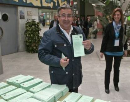 El Candidato del PP por Sevilla, Juan Ignacio Zoido, muestra su papeleta antes de votar.