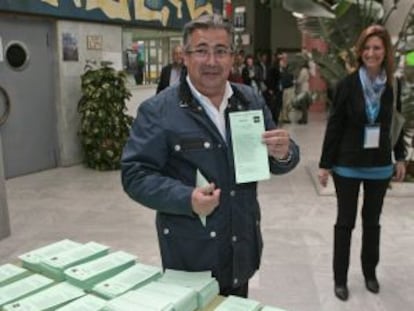 El Candidato del PP por Sevilla, Juan Ignacio Zoido, muestra su papeleta antes de votar.