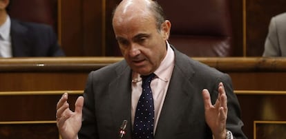 El ministro de Econom&iacute;a y Competitividad, Luis de Guindos, durante su intervenci&oacute;n en la sesi&oacute;n de control al Gobierno en el Pleno del Congreso de los Diputados. 