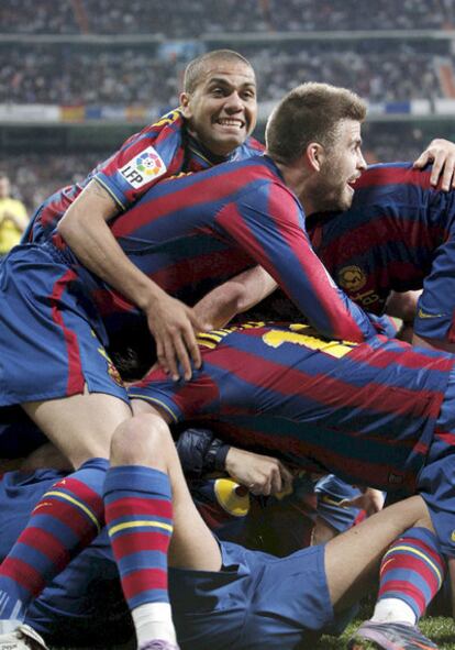 Los jugadores del Barça celebran el gol de Pedro, el segundo anotado al Madrid