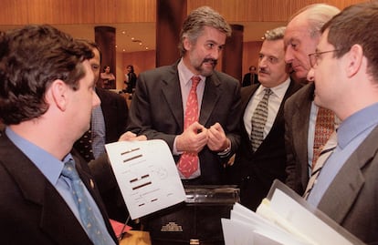 Reunión de Manuel Marín (PSOE) con los alcaldes del Campo de Gibraltar, pueblos afectados por la presencia del submarino nuclear británico Tireless, averiado en Gibraltar, en 2000.
