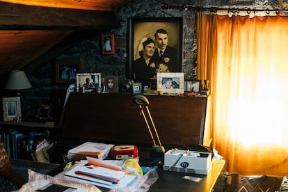 La casa de los Vieitez, con un retrato de boda de Virxilio y su esposa, Julia Cendón.