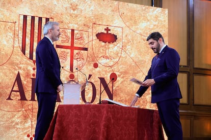El líder de Vox en Aragón, Alejandro Nolasco, jura su cargo ante el presidente de Aragón, Jorge Azcón, este lunes, en Zaragoza. Pacto PP y Vox en Aragón, prioridad nacional. Azcón toma posesión