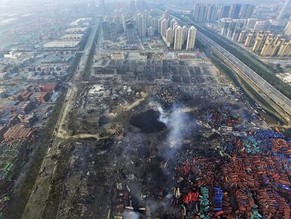 Vista aérea tomada el 15 de agosto de 2015 que muestra el destrozo en el puerto de Tianjin (China).