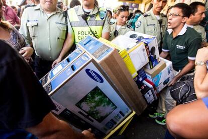 Un grupo de personas compra electrodomésticos en Caracas (Venezuela) el pasado martes.