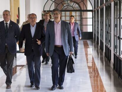Representantes de PSOE, IU y PA antes de presentar el pacto en la FAMP.