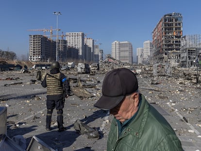 Ruinas de un centro comercial bombardeado por las tropas rusas en Kiev, en una imagen del día 21.