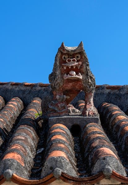 Una 'shisa' en un tejado de la isla de Taketomi (Japón).