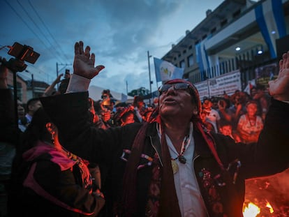 Líderes indígenas protestan esta semana frente a la sede del Ministerio Público de Guatemala para exigir la renuncia de la fiscal general Consuelo Porras.