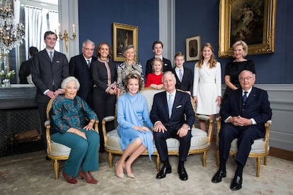 La familia real belga al completo, con los reyes Felipe y Matilde en el centro, en una imagen oficial distribuida el pasado 26 de octubre con motivo del 18º cumpleaños de la princesa Isabel.