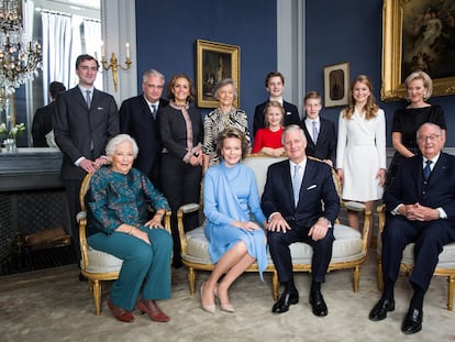 La familia real belga al completo, con los reyes Felipe y Matilde en el centro, en una imagen oficial distribuida el pasado 26 de octubre con motivo del 18º cumpleaños de la princesa Isabel.