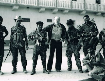 Kapuscinski, durante uno de sus viajes por &Aacute;frica.