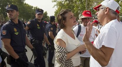 La consejera de Fomento, Elena Cortés (IU), habla con los extrabajadores de Santana que protestan ante San Telmo.