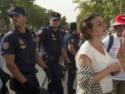 La consejera de Fomento, Elena Cortés (IU), habla con los extrabajadores de Santana que protestan ante San Telmo.