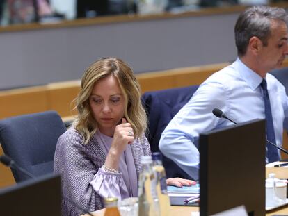 La primera ministra italiana, Giorgia Meloni, sentada en el Consejo Europeo de este jueves junto al primer ministro griego, Kiriakos Mitsotakis.