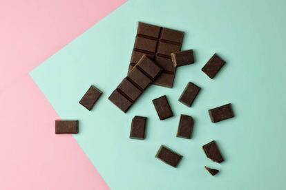 <p>El cacao <strong>ayuda a aumentar los niveles de serotonina y aliviar las molestias</strong>. Eso sí, recuerde que <a href="https://elpais-com.zproxy.org/elpais/2018/05/14/buenavida/1526299760_593992.html" target="">la cantidad máxima recomendada es una onza</a> y de un producto que tenga entre el 95% y el 99% de cacao.</p>