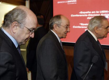 Joaquín Almunia, Fernández Ordóñez y Luis Ángel Rojo, en la reunión de ayer en Madrid.