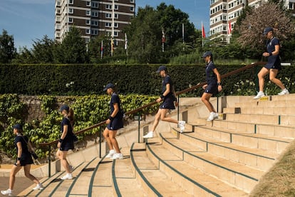 Un grupo de recogepelotas baja hacia una pista durante el quinto día de torneo en Wimbledon.