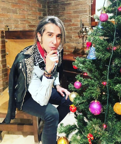 Mario Vaquerizo también ha querido sumarse a las felicitaciones, posando al lado del árbol de Navidad. Su mujer, Alaska, ha preferido compartir una fotografía de los cartones del bingo al que es una gran aficionada.