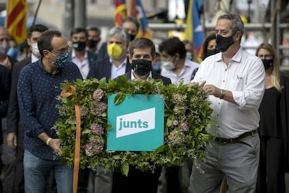 Los consejeros que habían sido condenados por el Tribunal Supremo por el 'procés', como el líder de ERC, Oriol Junqueras, o el exlíder de la ANC y ahora secretario general de Junts, Jordi Sànchez, han encabezado las delegaciones de sus partidos en la ofrenda. Desde la izquierda, Josep Rull, Jordi Sànchez y Joaquim Forn.