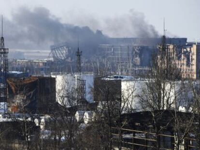 Columna de humo saliendo del aeropuerto de Donetsk, este jueves. 