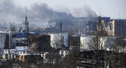 Columna de humo saliendo del aeropuerto de Donetsk, este jueves.