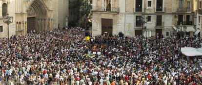 Vista de la plaza de la Virgen de Valencia durante la última concentración de las víctimas del metro.