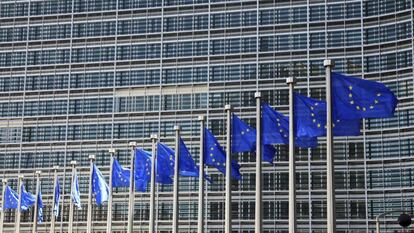 La banderas de la UE ondean frente a la sede de la Comisi&oacute;n Europea en Bruselas, B&eacute;lgica.