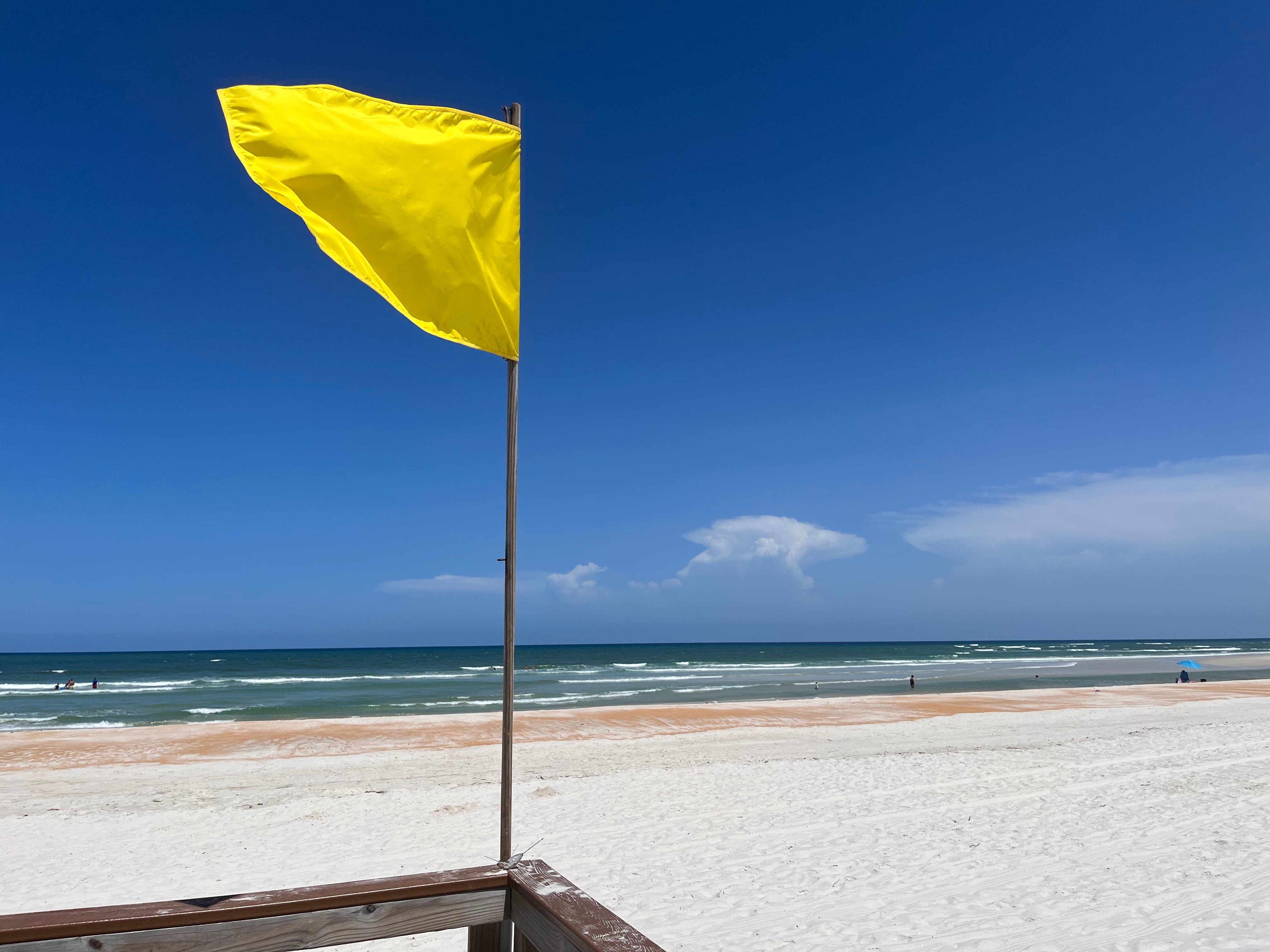 Qué es una bandera amarilla en una relación, cómo detectarla y cuándo sacar la roja