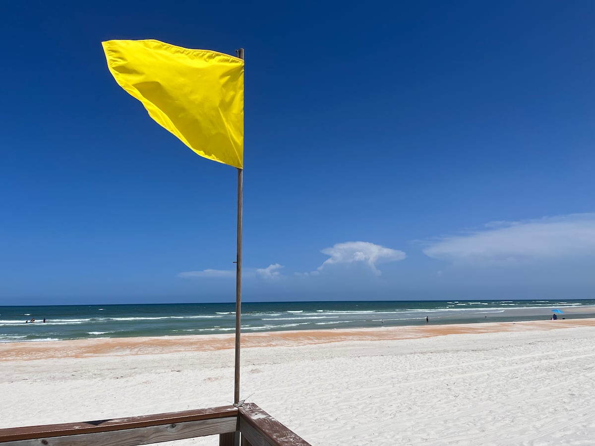 Yellow Flags: Warning Signs in New Relationships