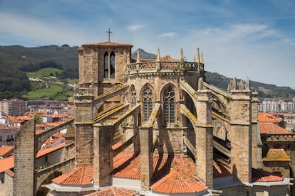 En lo más alto de Castro Urdiales, sobre un promontorio asomado al mar, se alzan dos de los edificios más representativos de esta villa: el pequeño castillo de Santa Ana y la iglesia gótica de Santa María de la Asunción, una de las joyas de la arquitectura cántabra. Cada domingo desde hace más de 800 años, los fieles de Castro y los peregrinos que recorren el Camino de Santiago suben sus escalones, levantan los ojos hacia su portal con arquivoltas y entran en la penumbra del templo gótico más sorprendente de toda Cantabria. Fue construido por el rey Alfonso VIII, que en 1208 mandó colocar su primera piedra. Lo más llamativo del templo son sus ventanales policromados y los pináculos y arbotantes que sostienen las paredes, claves de un estilo gótico francés que justo entonces acababa de llegar desde Normandía.