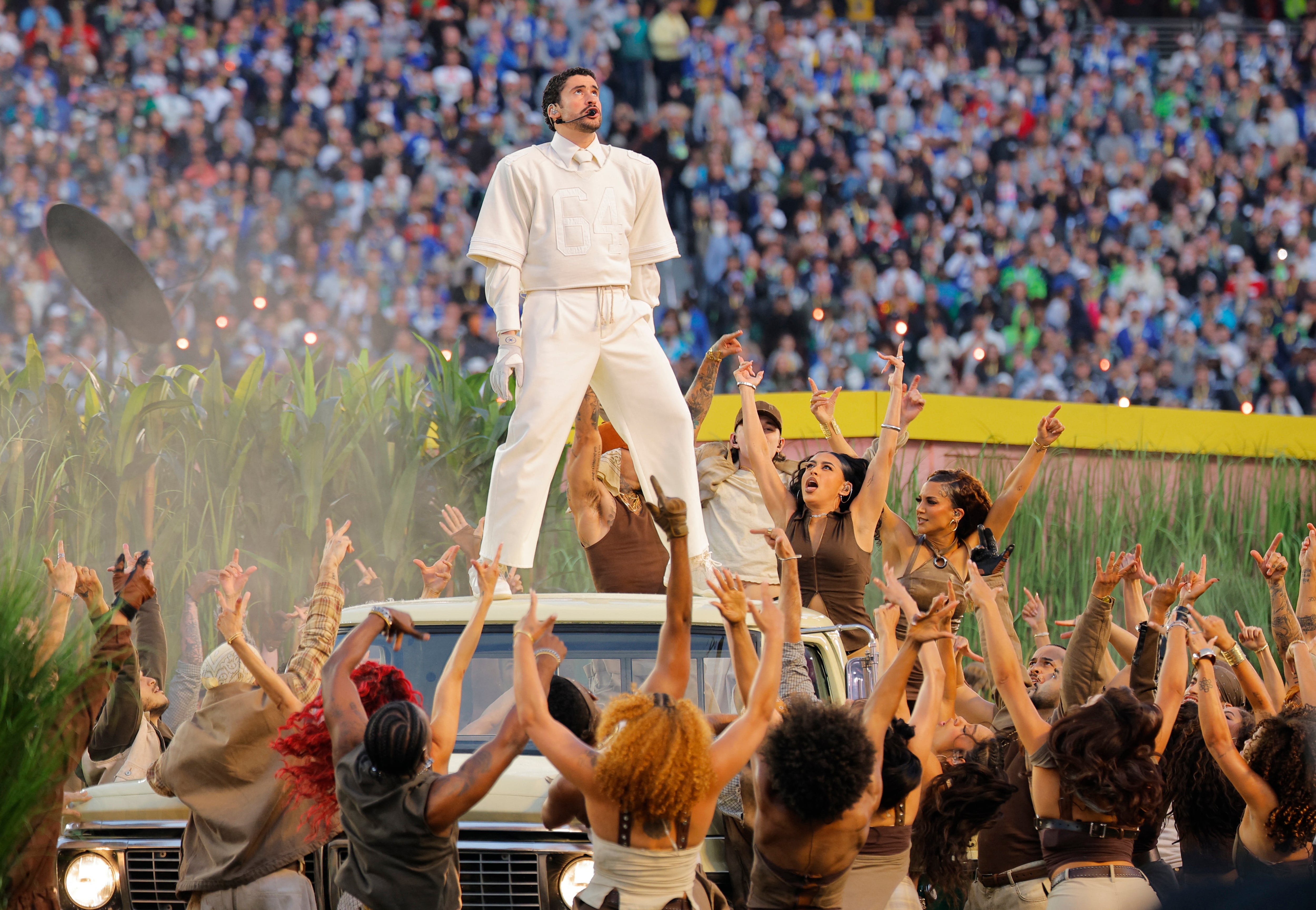 Bad Bunny deslumbra en la Super Bowl con un homenaje a Puerto Rico y una defensa de América más allá de Estados Unidos