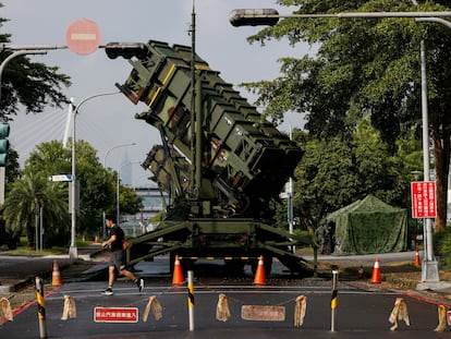 Sistema militar taiwanés de misiles Patriot desplegado en un parque local de Taipéi