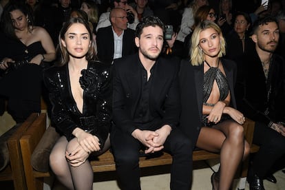 El pasado febrero, en la primera fila del desfile de Saint Laurent en París, junto a Kit Harington y Hailey Baldwin.