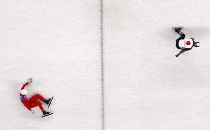 Keita Watanabe de Japón en acción mientras Jong Kwang de Corea del Norte cae al suelo en la prueba de 500m masculinos de patinaje de velocidad en el Gangneung Ice Arena (Corea del Sur), el 20 de febrero de 2018.