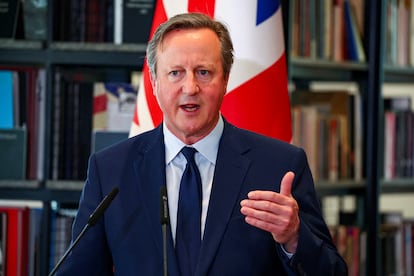 El exministro de Asuntos Exteriores británico, David Cameron, habla durante una rueda de prensa, en Tirana (Albania) el 22 de mayo de 2024.