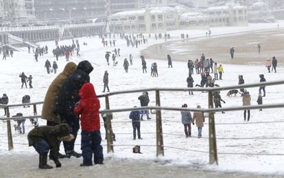 La playa La Concha en San Sebastián llena de gente que ha ido a ver la nieve, el 28 de febrero.