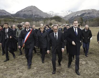 El Presidente de Francia,Francois Hollande, el Primer Ministro Español Mariano Rajoy y la canciller alemana Angel Merkel, cerca del lugar del accidente del Airbus A320 de la compañía alemana Germanwings en Seyne-les-Alpes.
