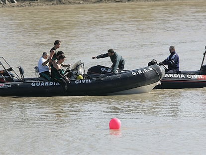 Submarinistas de la Guardia Civil, ayer durante la operación de rescate del cadáver en el Guadalquivir.