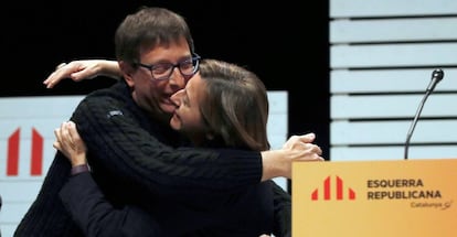 El exconseller Carles Mundó, con Carme Forcadell, en un acto de campaña de ERC.