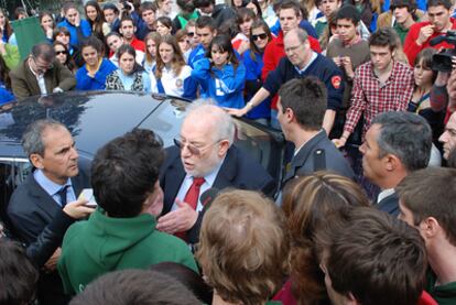 El rector de la Universidad Complutense, Carlos Berzosa, dialoga con un estudiante durante la protesta contra la conversión de varios colegios mayores en mixtos.